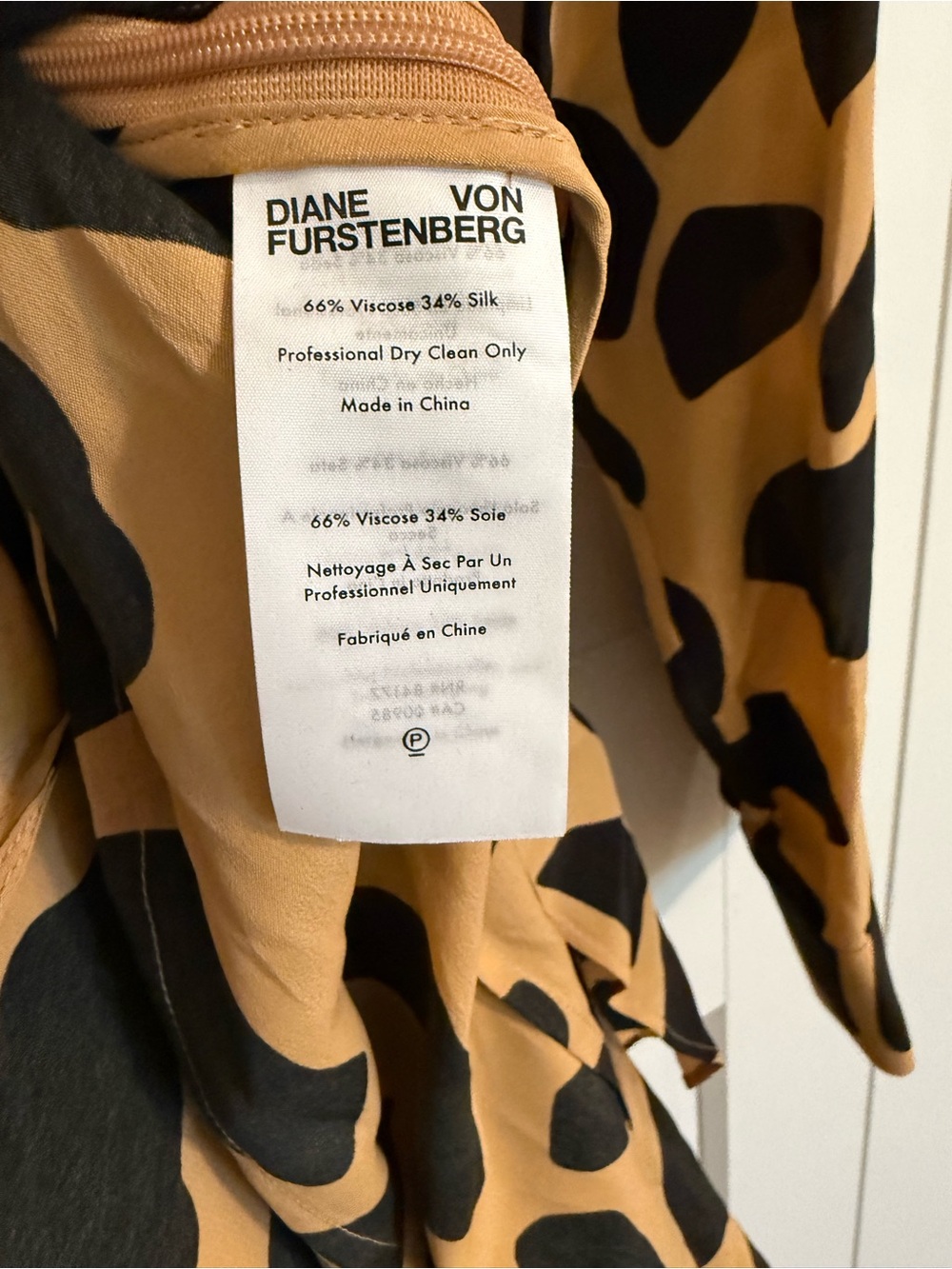 DIANE VON FURSTENBERG Size 10 Eden 
Giraffe Printed Crepe De Chine Wrap Dress - Picture 6 of 7